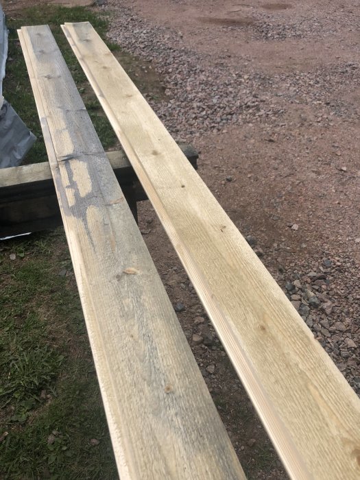 Träbräder målade med järnvitriol uppvisar ojämn mörklila färgning på partier.