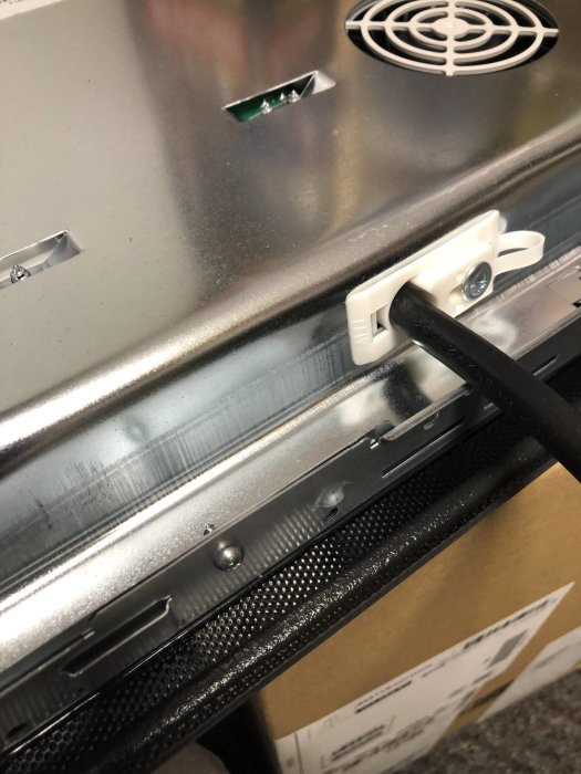 Interiör av öppnad diskmaskin som visar kontrollpanel och tätningar.