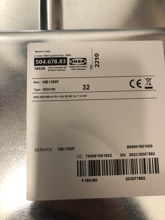 Etikett med teknisk information och IKEA-logotypen på en hushållsapparat.