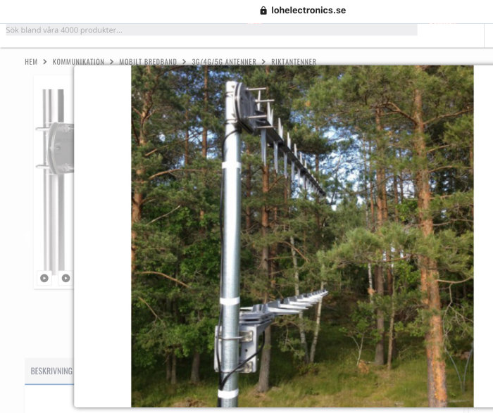 Yttre installation av en riktantenn för mobil bredbandskommunikation monterad på en mast i skogsmiljö.