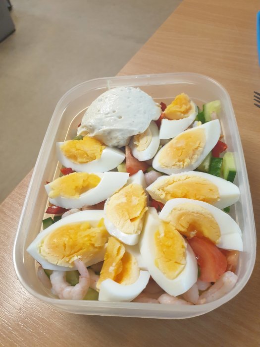 Räksallad i matlåda med ägg, tomat, gurka och dressing.