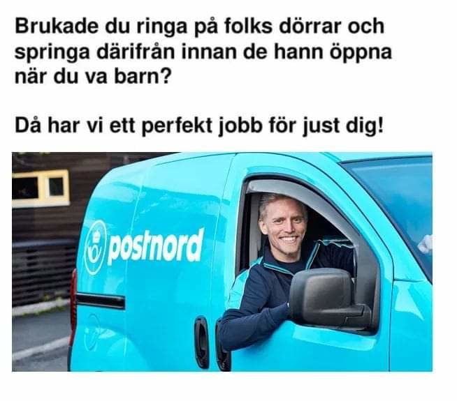 Leende budbilsförare i Postnord-bil med humoristisk text om att ringa på dörrar och springa iväg.