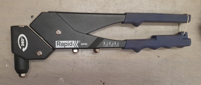 Rapid RP60 blindnitstång som ligger på en träyta, designad för att fästa nitar med möjlighet att rotera 90 grader.