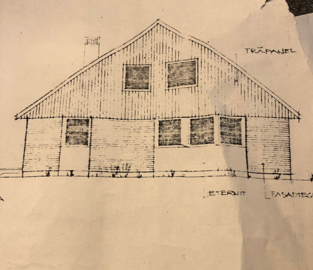 Handritad skiss av ett 1,5-plans hus med träfasad och eternittak.