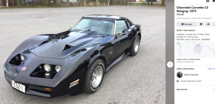 Svart Chevrolet Corvette C3 Stingray 1975 parkerad på en grusplan.