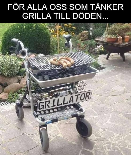 Rullator ombyggd till grill med skylten "GRILLATOR" och grillade kycklingar, i en trädgård.