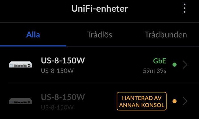 Skärmavbild av UniFi-enhetshantering som visar en switch adopterad och en annan hanterad av annan konsol.