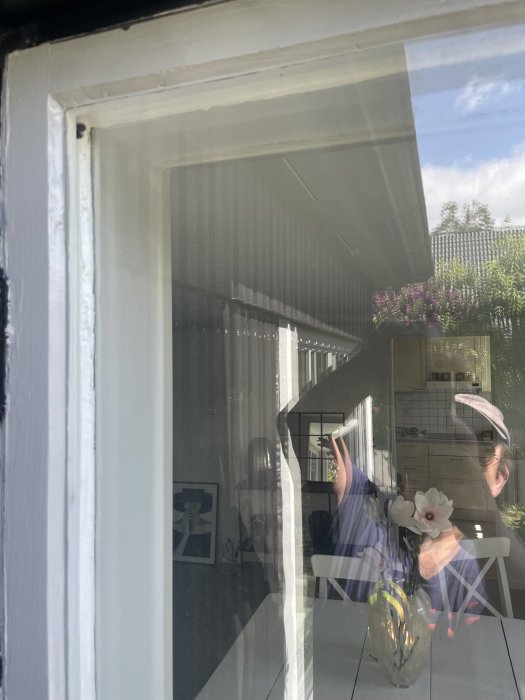 Renoverat fönster med synlig ojämn struktur i träramen och varierande utförande av fogning.