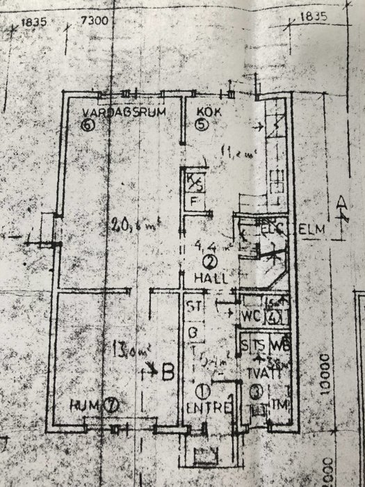 Rakennuksen pohjapiirustus, jossa näkyy huoneiden sijainti kuten olohuone, keittiö ja halli. Kysymys kannattavista seinistä.