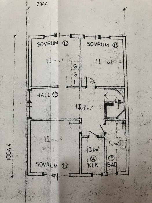 Pohjapiirustus talosta, joka sisältää huoneiden, kuten makuuhuoneet ja kylpyhuoneen, mitat ja merkinnät; soveltuu kantavien seinien tarkasteluun.