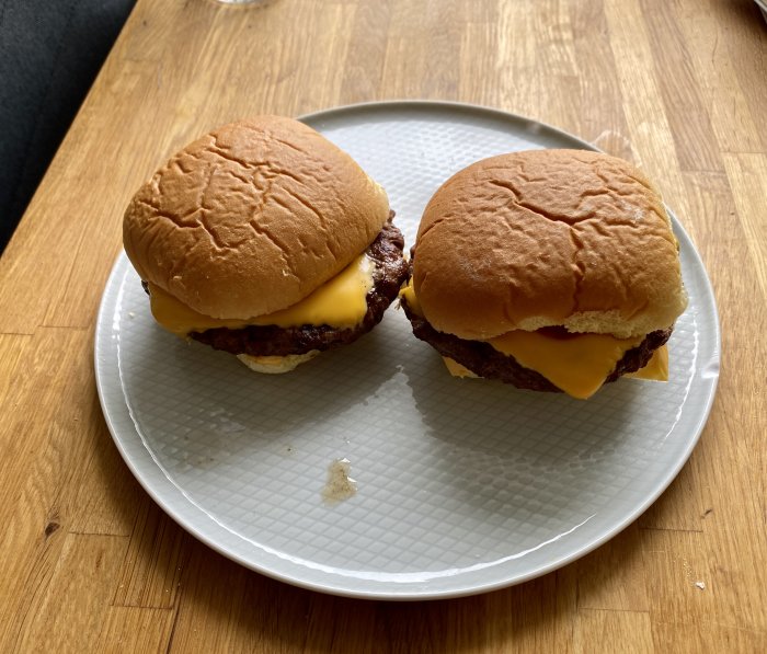 Två hamburgare med ost på en tallrik, testade från Lidl, enkel hemmamiljö.