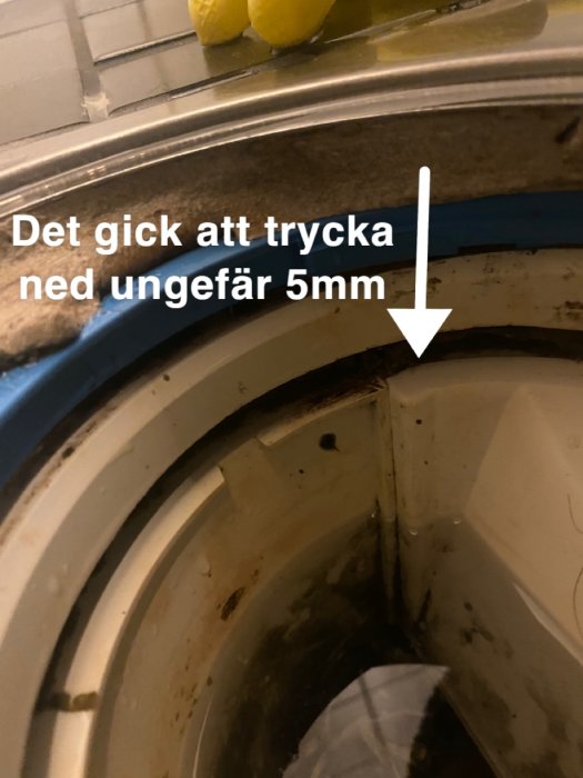 Närbild på en tryckt ned flärp i toalett med märkning av rörelse ungefär 5mm.