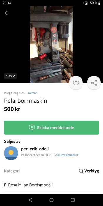 Begagnad pelarborrmaskin i en verkstad, med tillbehör synliga i bakgrunden.