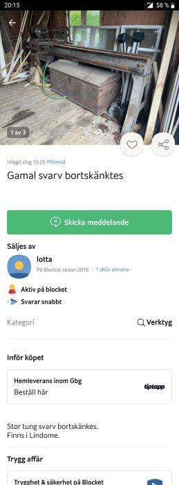 Gammal svarv utplacerad i en rörig verkstadslokal, omgiven av diverse byggmaterial och verktyg.