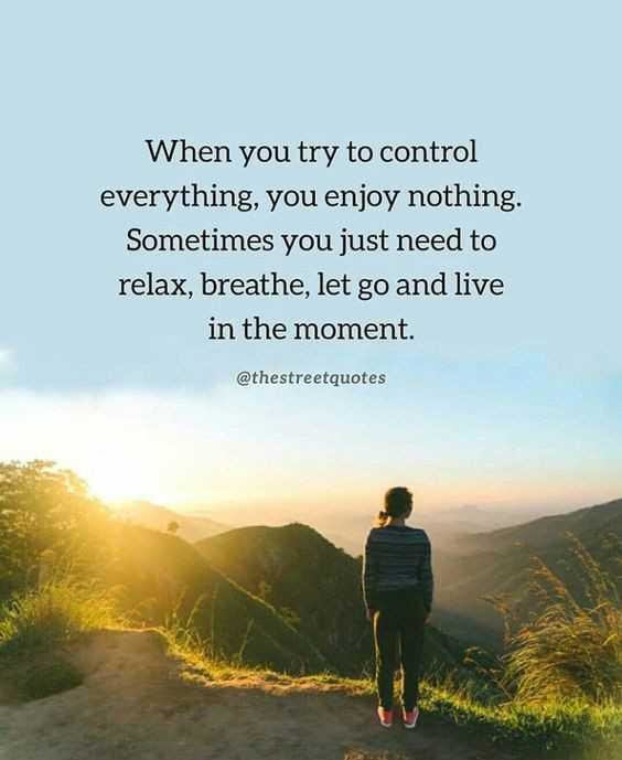 Person står och blickar ut över bergslandskap vid soluppgång med inspirerande citat.