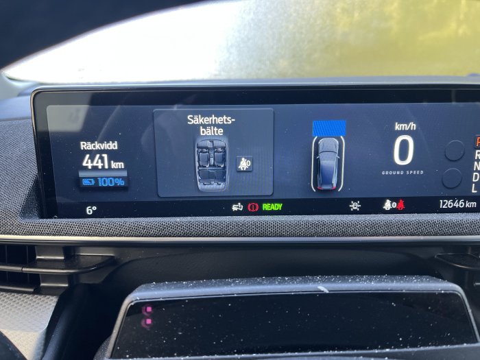 Bilens instrumentpanel visar fulladdat batteri med en räckvidd på 441 km och utomhustemperaturen 6°C.