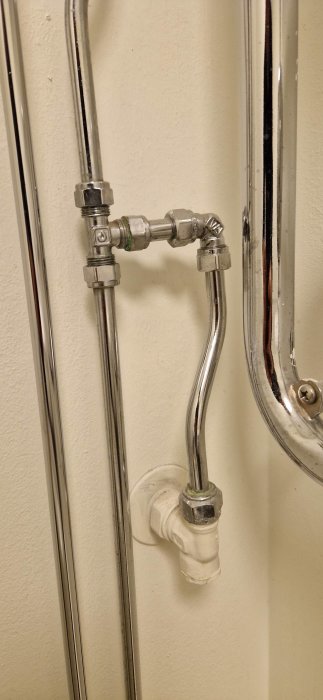 Kreativ rörinstallation med böjda och raka delar för anslutning till vattensystemet.