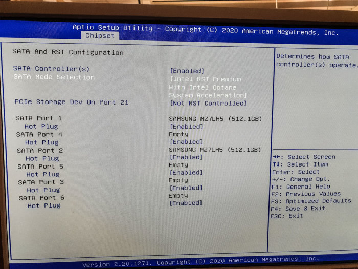 BIOS-inställningsskärm för SATA och RST-konfiguration med val för Intel RST och upptäckta lagringsenheter.