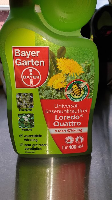 Flaska med ogräsbekämpningsmedel Bayer Garten Loredo Quattro för gräsmattan, marknadsförs ej skadligt för bin.