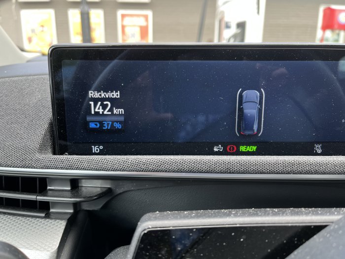 Bilens display visar resterande räckvidd på 142 km och batteriprocent på 37%.