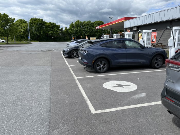 Elbilar parkerade vid laddningsstation på Ionity Örebro med en bil som laddar.