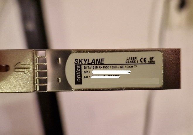 Skylane optisk modul för nätverksutrustning med tekniska specifikationer, monterad i en switch.