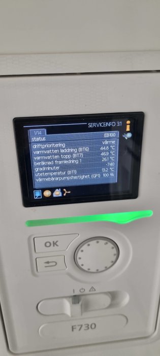 Värmepumpens display visar servicemeny med driftinformation och temperaturvärden.