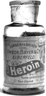 Gammal svartvit bild av en Bayer Heroin medicinflaska.
