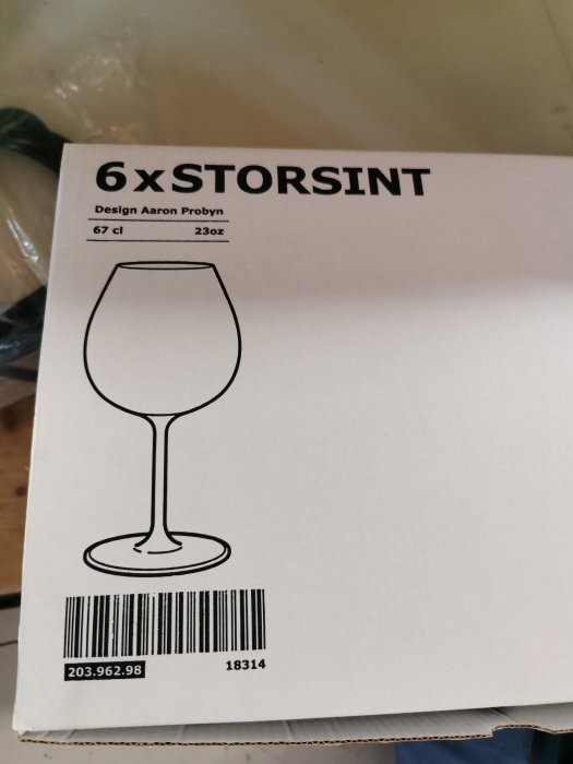 Förpackning för 6 STORSINT rödvinsglas från IKEA med ritning och produktinformation.