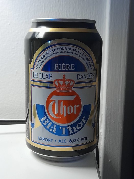Burk med Thor Blå Thor dansk exportöl på 6.0% volymprocent placerad på en fönsterbräda.