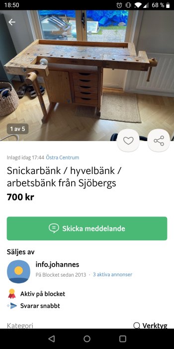 Använd använd snickerbänk med skruvstycken och förvaringslådor uppsatt i ett hem.