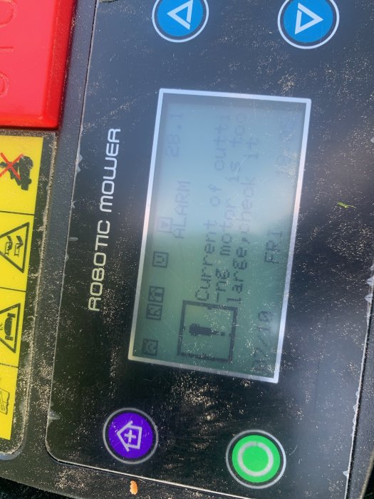 Display av robotgräsklippare med felmeddelandet "current of cutting motor is to large".