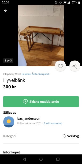 Trähyvelbänk till salu, placerad i ett ljust rum framför en vit vägg med ritningar.