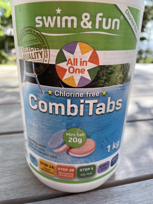 Flaska med klorfria CombiTabs för poolvård märkt "All in One" och "Chlorine free".