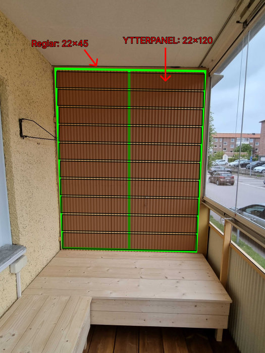 Ritad skiss på väggpanel med reglar och ytpaneler markerade på en inglasad balkong.
