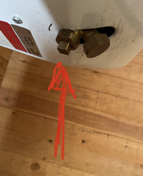 Två metallutskott under en varmvattenberedare, eventuell säkerhetsventil eller tömningsplugg.