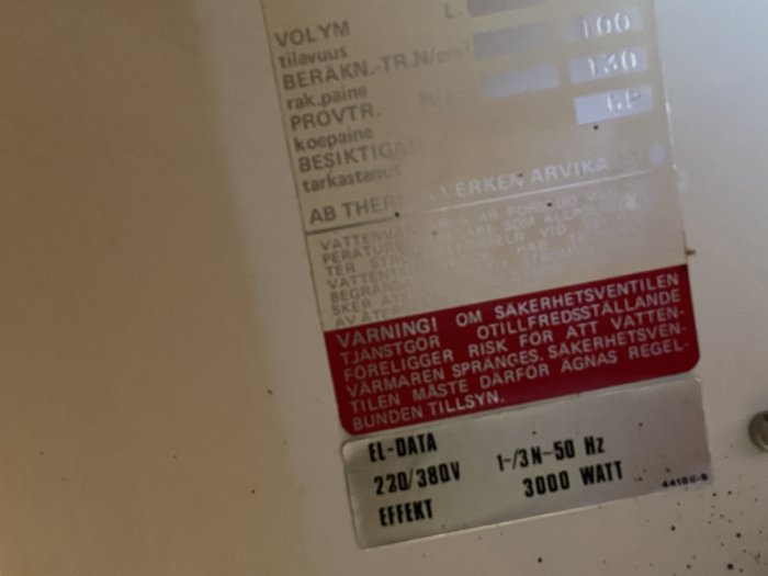 Typskylt på en vit Thermia 30l varmvattenberedare från 70-talet med tekniska specifikationer.
