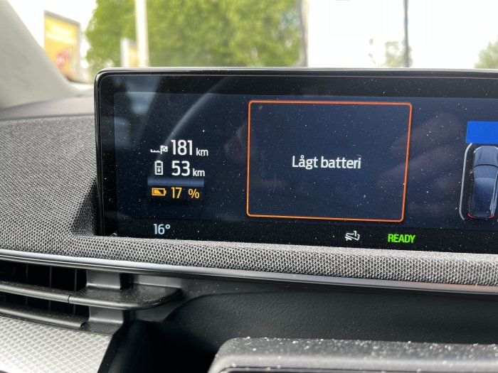 Elbilens instrumentpanel visar varningar om lågt batteri med 17% kvar och 181 km räckvidd.