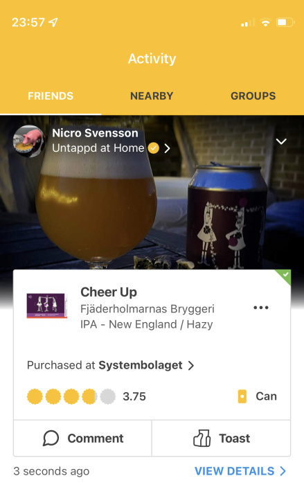 Ett glas öl och en burk med tecknade figurer, "Cheer Up" från Fjäderholmarnas Bryggeri.