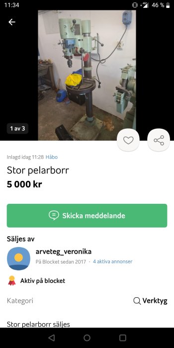 En stor pelarborr i ett verkstadsutrymme till salu för 5 000 kr.