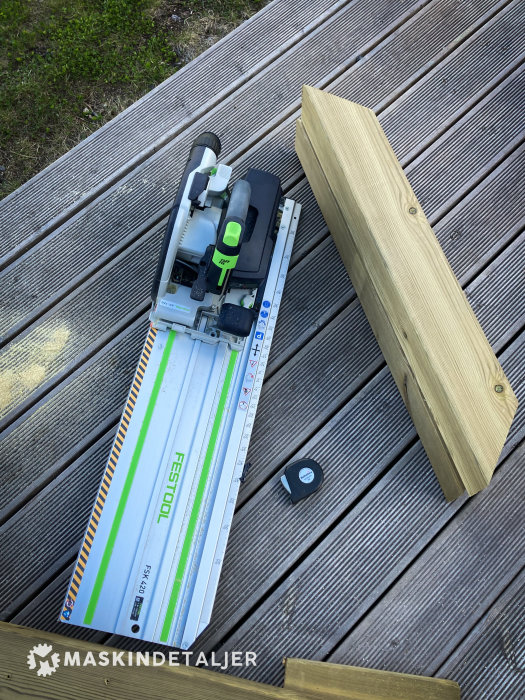 Festool HKC55 cirkelsåg och FSK-skensystem på trätrall bredvid en trämätstock och måttband.