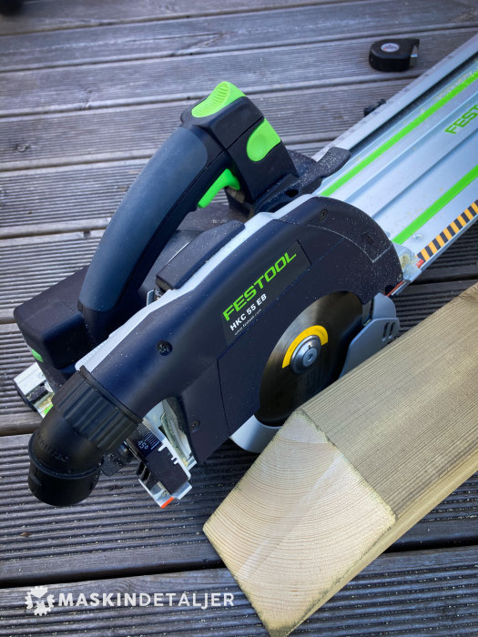 Festool HKC 55 cirkelsåg med FSK skena på träplank, med precisionssågning, visat på trädäck.