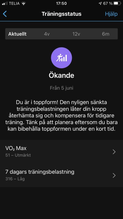 Skärmavbild av träningsstatus med ikon för ökande form, VO2 Max- och träningsbelastningsinformation.