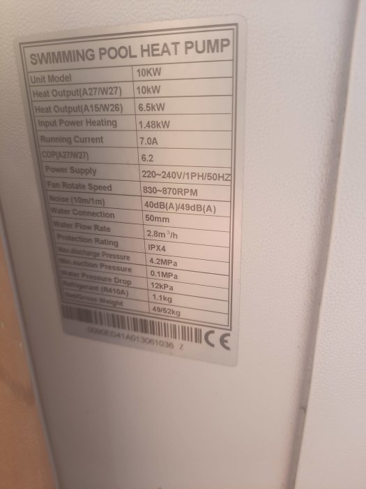 Specifikationsetikett på en poolvärmepump med information om effekt, ström och andra tekniska detaljer.