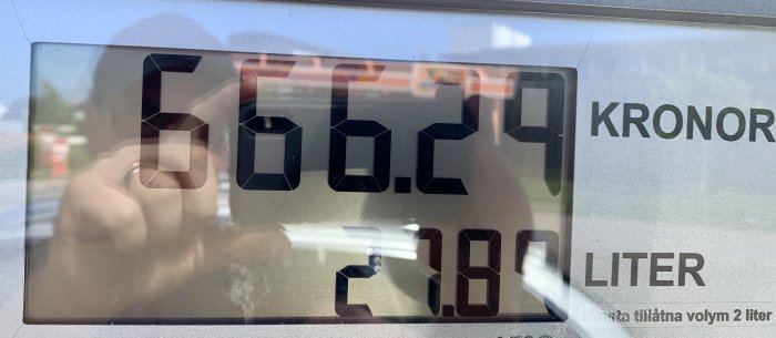 Digital bränslepumpdisplay som visar priset 662,20 kronor för 70,10 liter bränsle.