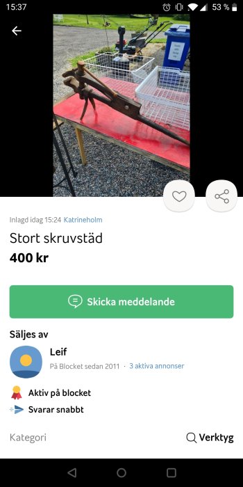 Stort skruvstäd monterat på rödmålad träbänk utomhus, säljesannons med pris och säljarinfo.