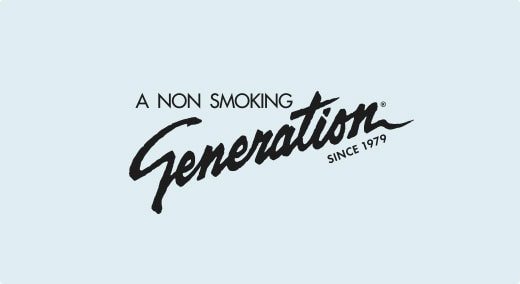 Logotyp med texten "A NON SMOKING Generation since 1979" i svart kursiv stil på ljusblå bakgrund.