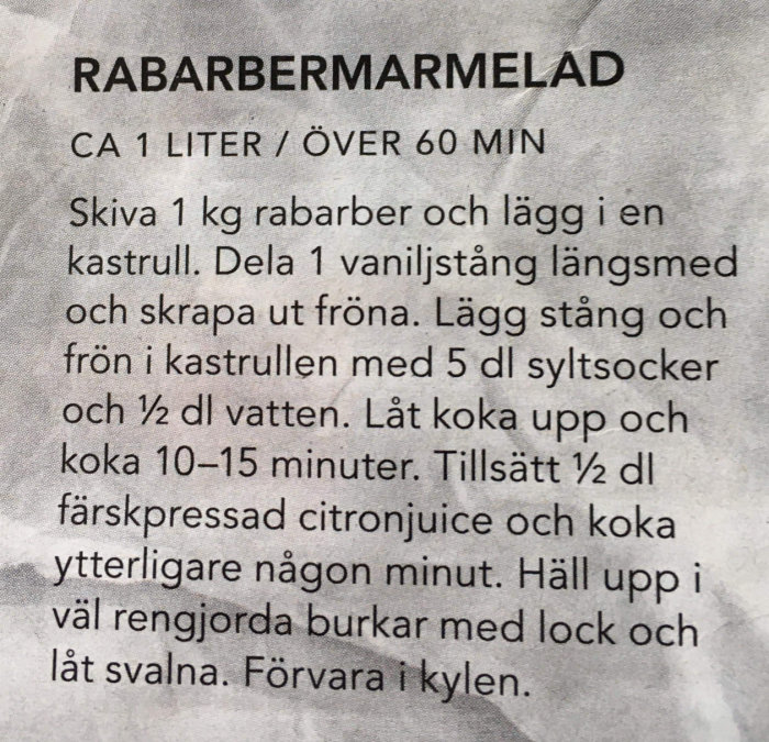 Recept på rabarbermarmelad med instruktioner för att skiva rabarber, tillsätta vanilj och socker, koka och förvara i burkar.