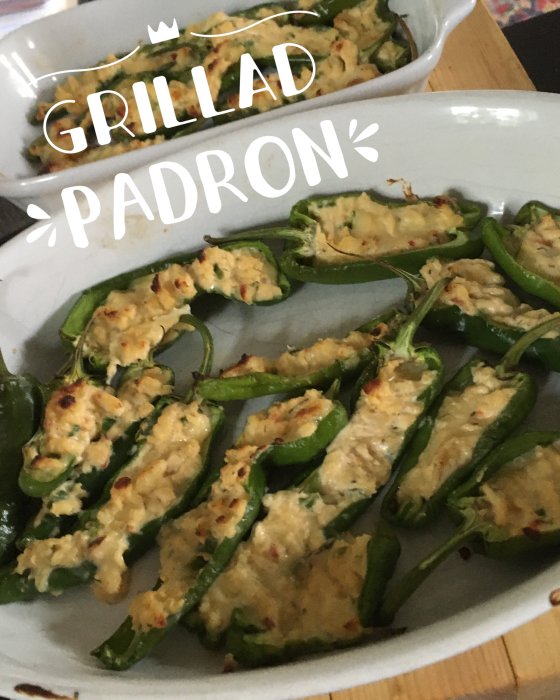 Grillade padrónpeppar fyllda med ost, serverade på ett vitt fat.