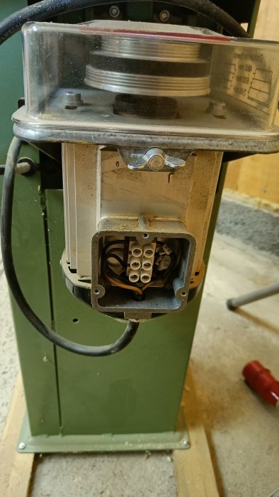 Vertikalfräsens kopplingslåda öppen med synliga kablar och elektriska anslutningar.